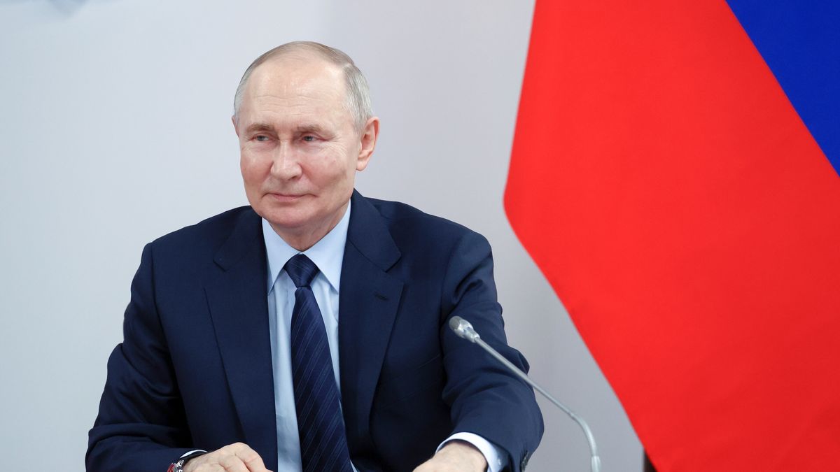 Russian President Vladimir Putin chairs a meeting on the development of unmanned aircraft at the Samara research and production center for unmanned aircraft systems, in Samara, Russia, 28 January 2025. Putin announced plans to create 48 unmanned aerial vehicle (UAV) production centers across the country within 10 years. EPA/VYACHESLAV PROKOFYEV/SPUTNIK/KREMLIN POOL MANDATORY CREDIT Dostawca: PAP/EPA.