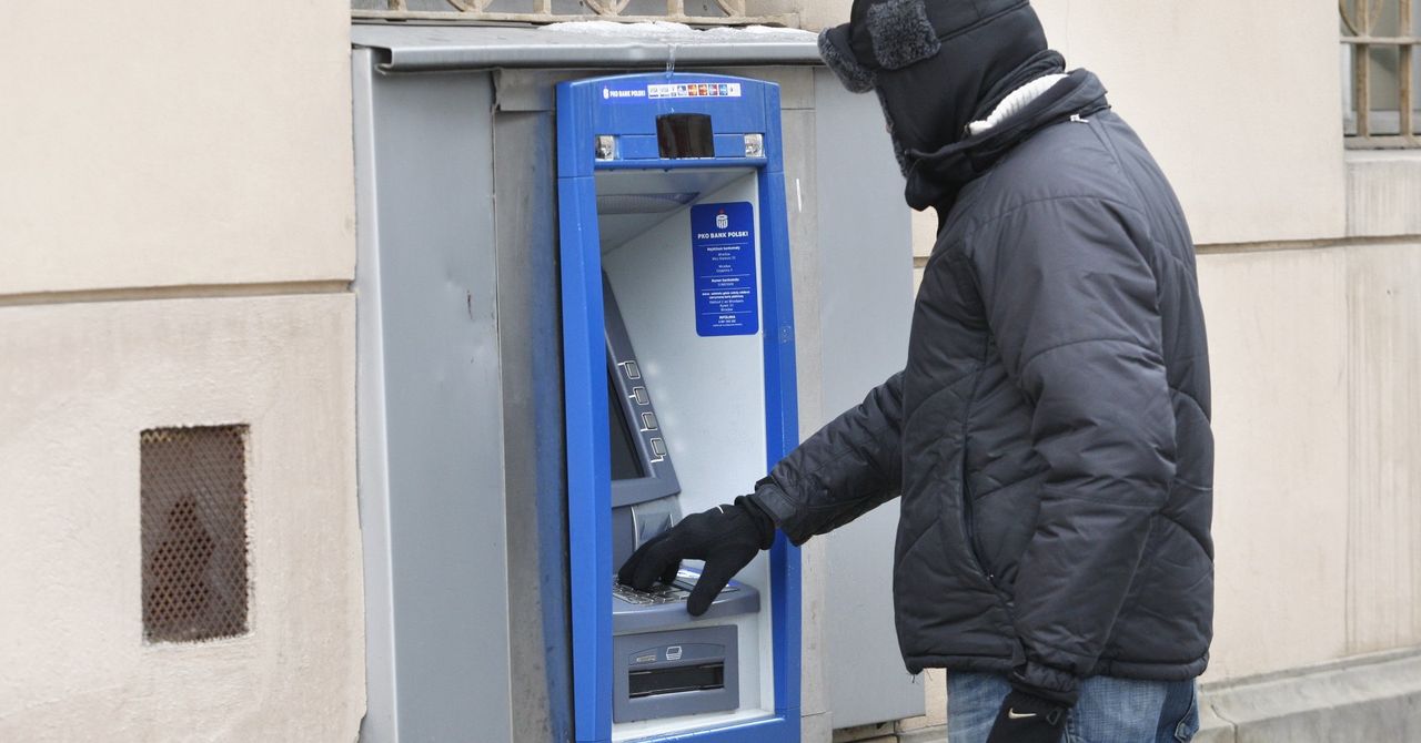 Szamotuły: Policjanci zatrzymali złodzieja karty bankomatowej