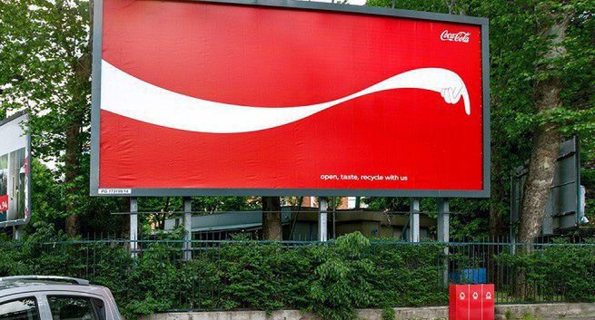 Coca-Cola uczy na billboardach recyklingu