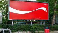 Coca-Cola uczy na billboardach recyklingu