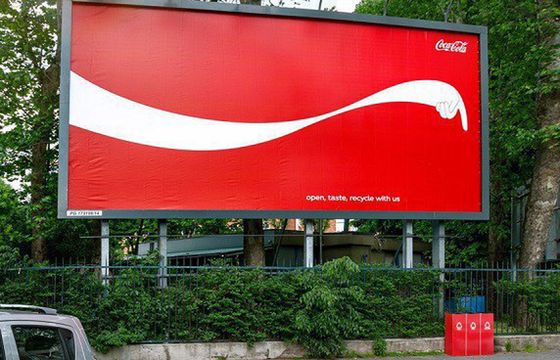 Coca-Cola uczy na billboardach recyklingu