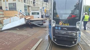 Wypadek tramwaju i samochodu dostawczego na ul. Pułaskiego we Wrocławiu. Na ulicy rozrzucone meble i sprzęt AGD