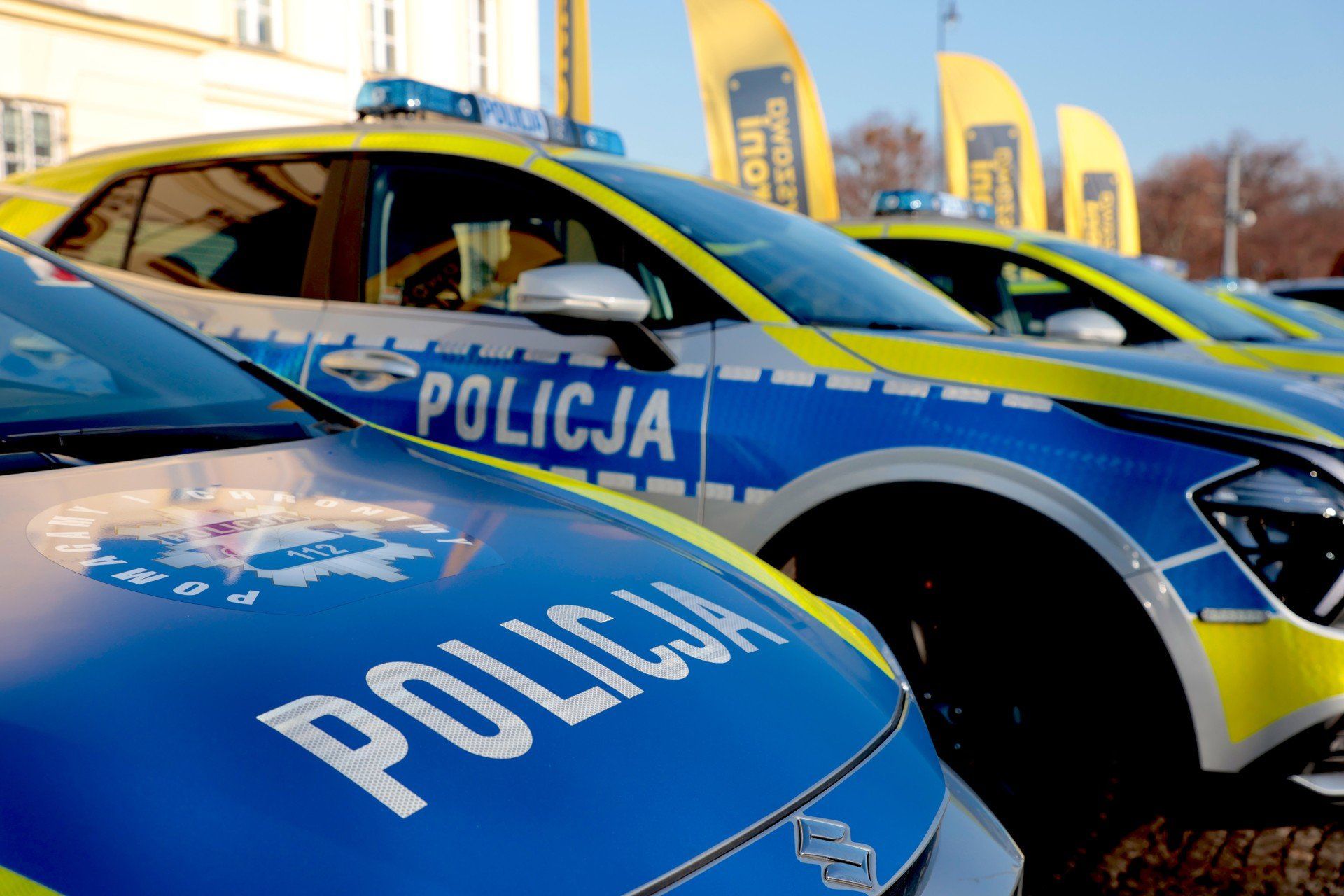 Prezydent Warszawy Rafał Trzaskowski przekazuje sprzęt dla policji