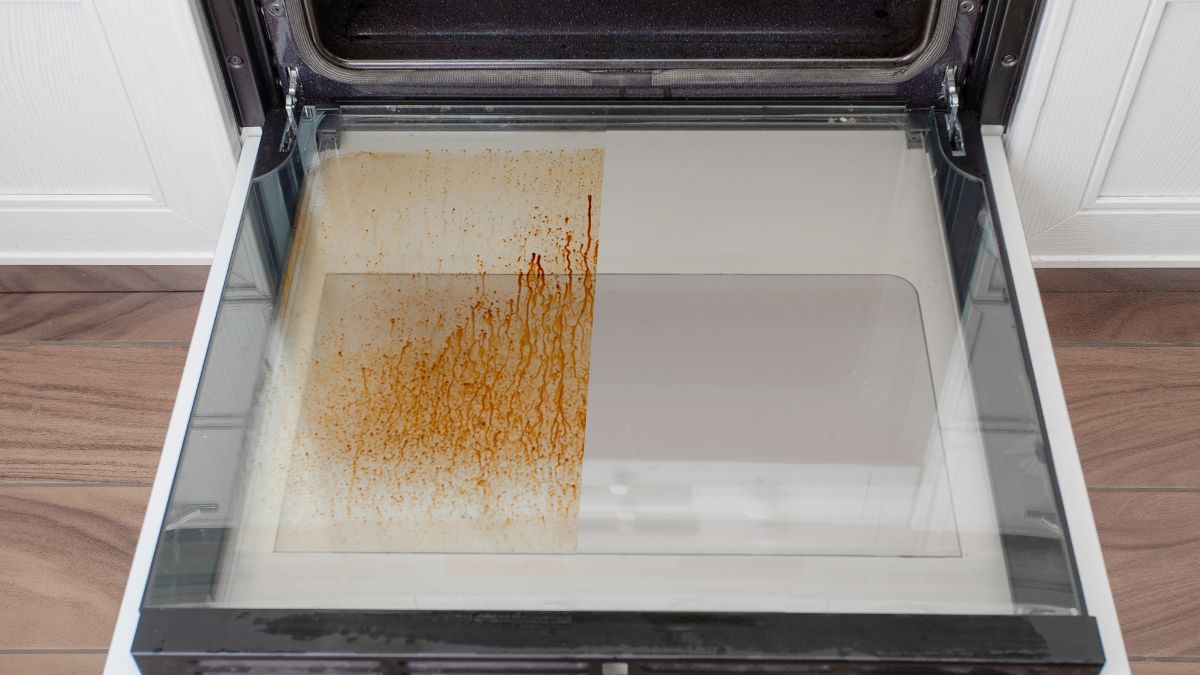 Czyszczenie piekarnika bez szorowania.