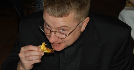 Jak przyjąć księdza po kolędzie? Niektórzy mówią wprost, co chcą wtedy zjeść