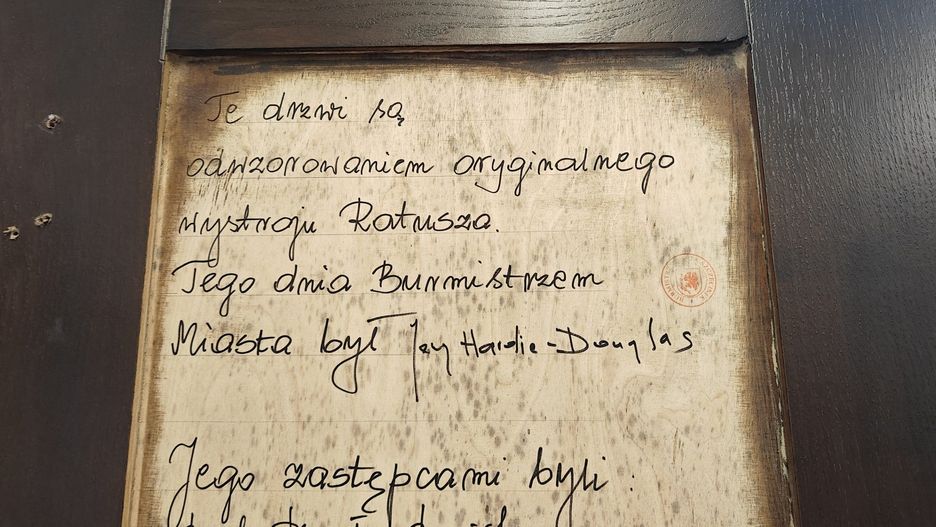 Trwa wymiana drzwi wejściowych do szczecineckiego Urzędu Miasta