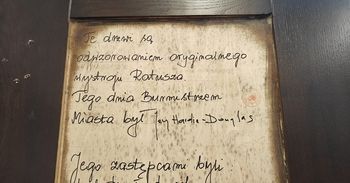 Szczecinek: Trwa wymiana drzwi wejściowych w ratuszu. Ukryto w nich kapsułę czasu
