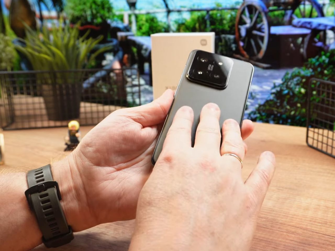 Xiaomi 14 - plecy nie łapią odcisków palców