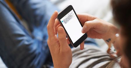 Nie klikaj na link z SMS-a. Policja i KNF ostrzegają przed oszustwem