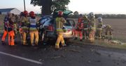 Auto roztrzaskało się na drzewie. Nie żyją dwie młode osoby