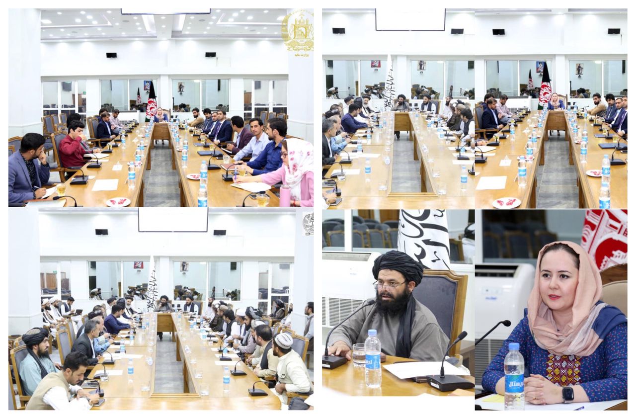 Porównanie spotkań przed i po zmianie władzy w Afganistanie: po lewej na górze i po prawej na dole Frishta z innymi członkami ekonomicznej komisji dwustronnej. Po prawej na górze i po lewej na dole Talibowie w tej samej sali konferencyjnej