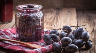Najlepszy domowy dżem z winogron. Słodki dodatek do grzanek i wypieków. Zrobisz go z jasnych i ciemnych winogron