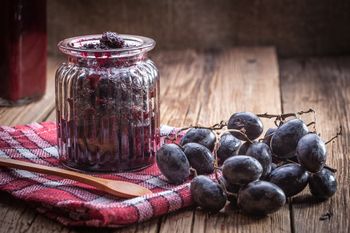 Najlepszy domowy dżem z winogron. Słodki dodatek do grzanek i wypieków. Zrobisz go z jasnych i ciemnych winogron