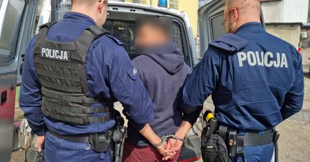 Przebrał się za kuriera i dostarczył paczkę. Niebywałe, co w niej było