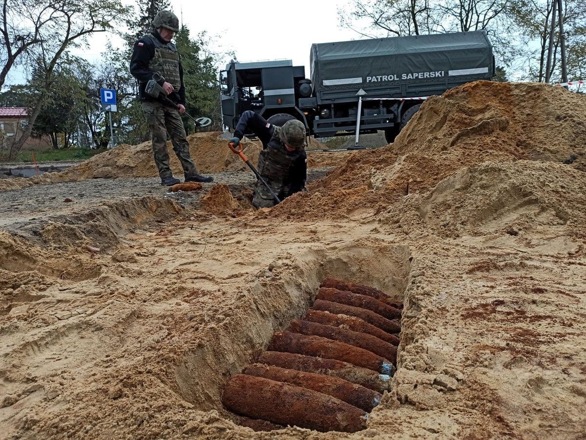 Saperzy pracujący na miejscu zdarzenia.