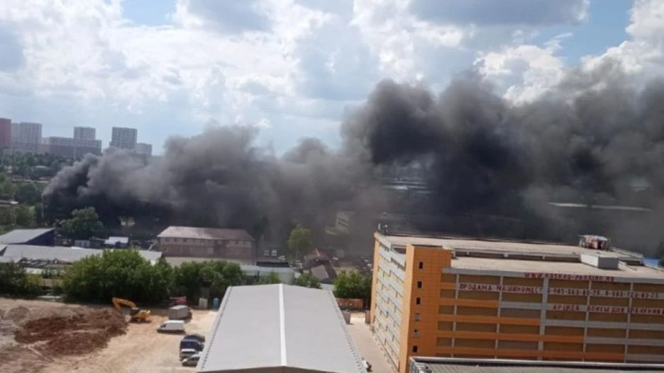 Potężny pożar pod Moskwą. Pali się fabryka czy punkt skupu złomu? 