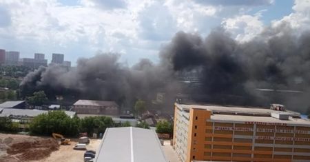 Potężny pożar pod Moskwą. Pali się fabryka czy punkt skupu złomu?
