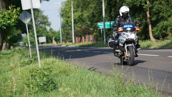 Policjant po służbie zatrzymał pijanego kierowcę. 31-latek wjechał renault w drzewo