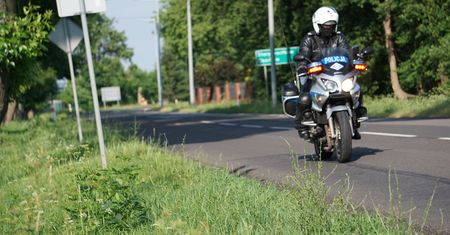 Policjant po służbie zatrzymał pijanego kierowcę. 31-latek wjechał renault w drzewo