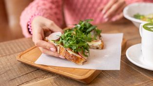 Nie tylko ser i szynka. Zobacz, z czym zjeść kanapkę, żeby była naprawdę zdrowa