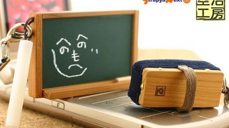 Wisiorek z tablicą, kredą i gąbką do mazania 1