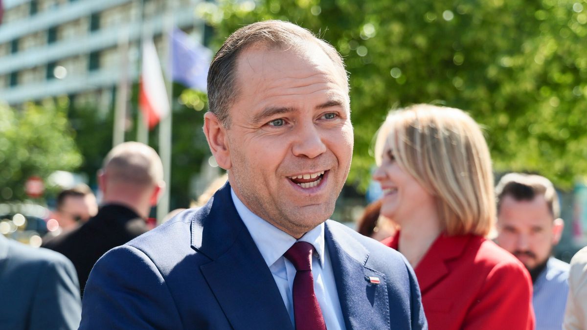 Konferencja Karola Nawrockiego przed pomnikiem Witosa
Fot. Anita Walczewska/East News, 20.05.2025. Prezydencka kampania wyborcza - druga tura. Konferencja prasowa kandydata na prezydenta Karola Nawrockiego (n/z), popieranego przez PiS, przy Pomniku Wincentego Witosa na placu Trzech Krzyzy w Warszawie.
Anita Walczewska