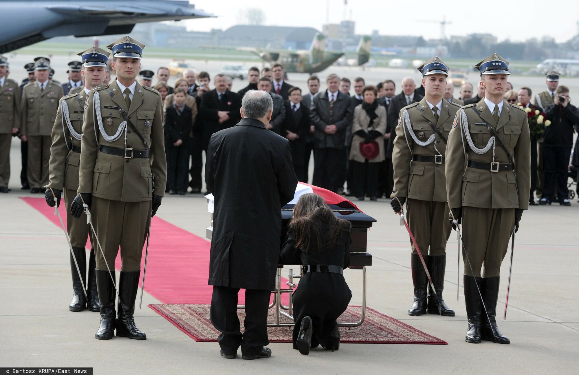 Uroczysto?ci na lotnisku i przejazd konduktu z cia?em PrezydentaPHOTO: BARTOSZ KRUPA/EAST NEWS  
WARSZAWA  
11/04/2010  
SAMOLOT Z CIALEM PREZYDENTA LECHA KACZYNSKIEGO LADUJE NA WOJSKOWYM LOTNISKU OKECIE W WARSZAWIE.  
N/Z: MARTA KACZYNSKA, JAROSLAW KACZYNSKI 
Warsaw, Poland 
11/04/2010 
Polish president Lech Kaczynski, his wife Maria Kaczynska and 80 members of Polish delegation died in a crash accident in Smolensk, Russia on April 10, 2010. They were flying to Katyn for events commemorating the 70th anniversary of the Polish officers massacre in Katyn. 
In the picture: Marta Kaczynska, Jaroslaw Kaczynski 
coffin with the President's remains in being brought to Okecie Airport in WarsawBartosz Krupa