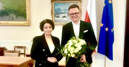 Żukowska przeprosiła Hołownię. Wręczyła mu kwiaty