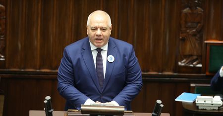 Miecz dla Rydzyka. Kuriozalne tłumaczenie Sasina