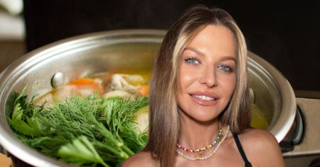 "Magiczny" rosół Anny Lewandowskiej. Żona piłkarza dolewa do niego nietypowy płyn