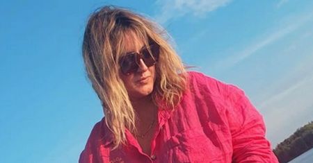 Karolina Szostak dokazuje na pokładzie łodzi, świętując 49. urodziny. Towarzystwa dotrzymywała jej wyjątkowa osoba