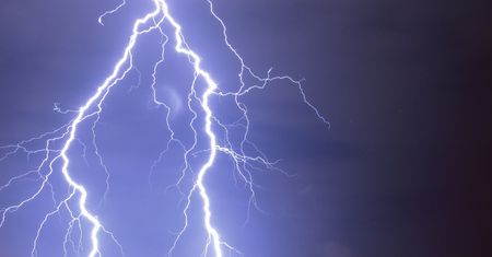W Węglińcu uderzył piorun, 7 osób rannych. "Sparaliżowało mnie"