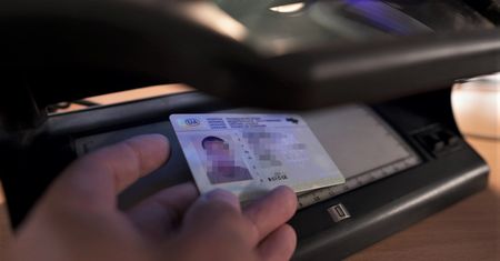 Fałszywe "prawka" znowu w cenie. Problem rośnie, ale wpaść można nie tylko na granicy