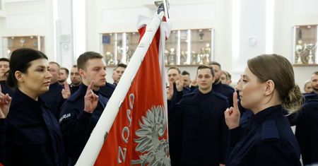 Uroczyste ślubowanie nowych policjantów. Ponad 50 funkcjonariuszy rozpoczęło służbę. Zobacz zdjęcia ze ślubowania