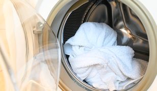 Prosty sposób na śnieżnobiałe pranie. Tę tabletkę w domu ma każdy Polak