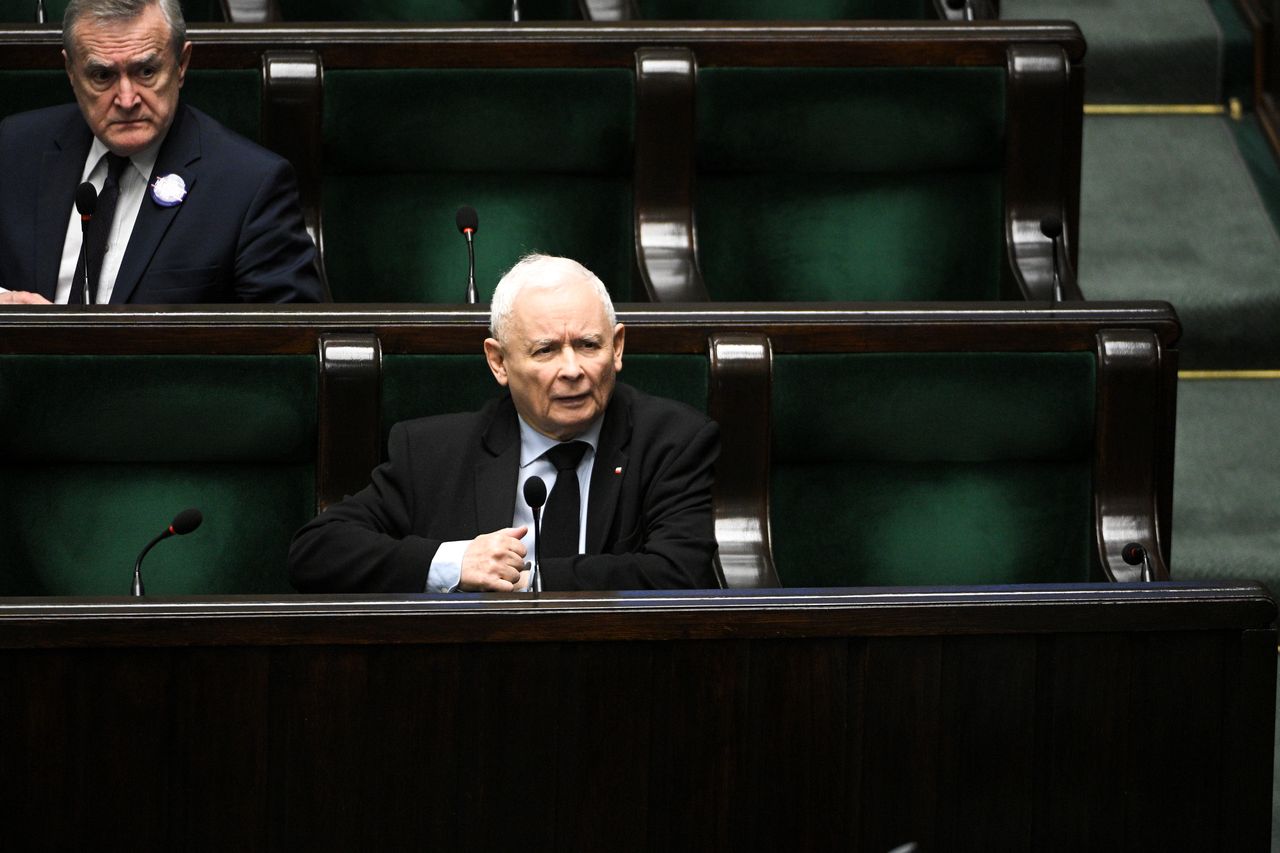 Czuwają przy Kaczyńskim. Boją się, że zostanie sprowokowany