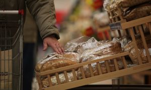 Burza wokół macania pieczywa w sklepach. "Fascynujca strategia"