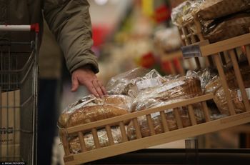 Burza wokół macania pieczywa w sklepach. "Fascynujca strategia"