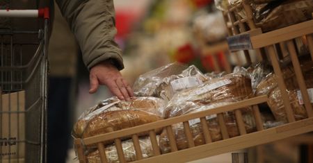 Burza wokół macania pieczywa w sklepach. "Fascynujca strategia"