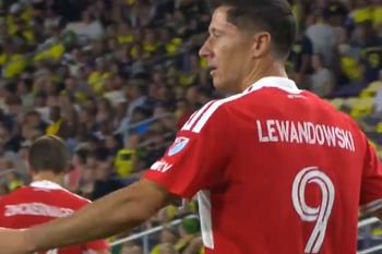 Bezradny Lewandowski tylko rozkładał ręce. Wymowna reakcja na grę kolegów