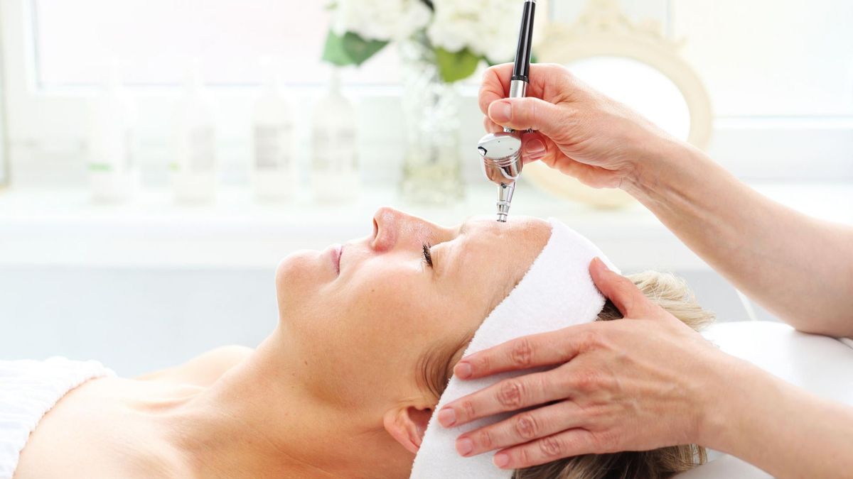 Infuzja tlenowa to nieinwazyjny zabieg oparty na technologii hiperbarycznego tlenu, czyli tlenu pod ciśnieniem. Jego niewątpliwą zaletą są natychmiastowe efekty.