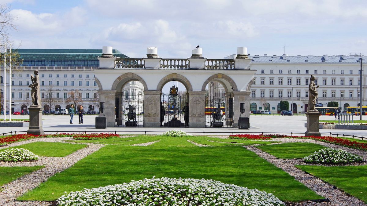 Ocalały fragment Pałacu Saskiego w Warszawie. Grób nieznanego żołnierza.