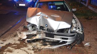 Biała Podlaska: Wjechał BMW w ogrodzenie i skrzynkę gazową. Miał prawie dwa promile