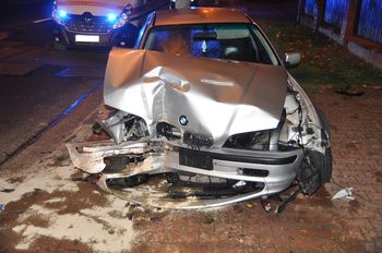 Biała Podlaska: Wjechał BMW w ogrodzenie i skrzynkę gazową. Miał prawie dwa promile