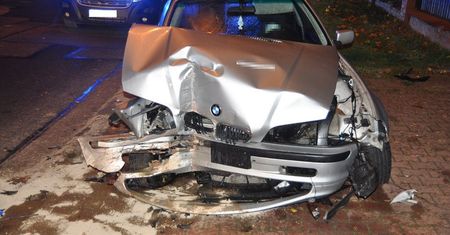 Biała Podlaska: Wjechał BMW w ogrodzenie i skrzynkę gazową. Miał prawie dwa promile