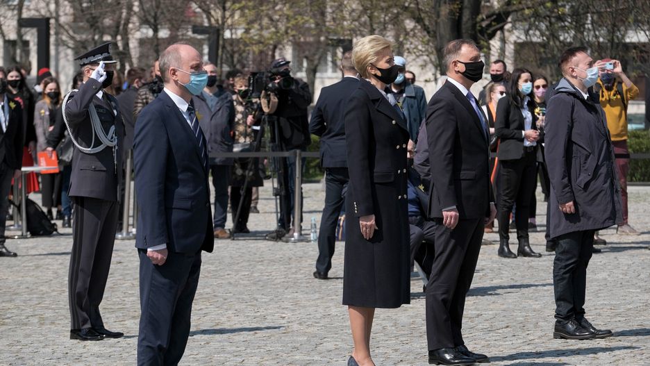 Warszawa. Para prezydencka złożyła kwiaty pod pomnikiem Bohaterów Warszawskiego Getta 