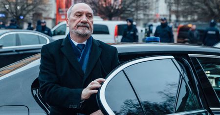 Zabrali Macierewiczowi limuzynę z kierowcą. Czym teraz jeździ?