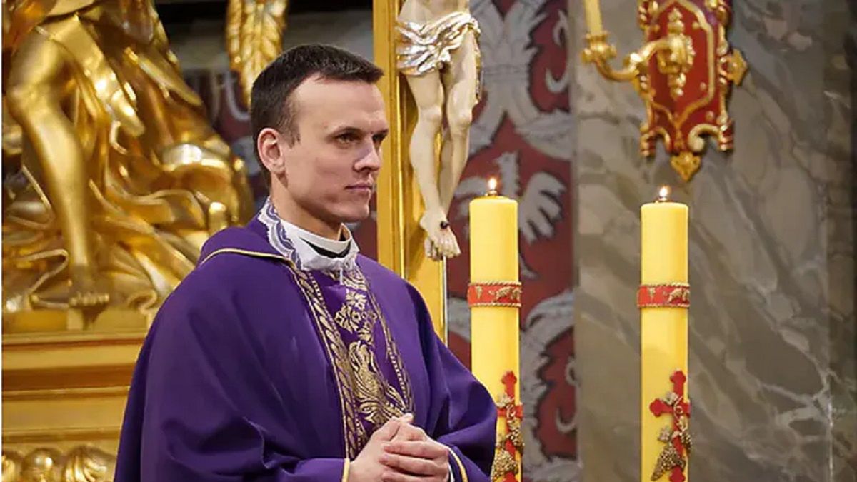 Ksiądz tańczy w towarzystwie uczniów swoich katechez. Internauci tego nie popierają