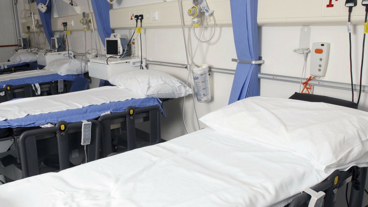 UIG Initial HDD August 2014 MedicimageFour empty beds in hospital wardMedicimage/UIG
