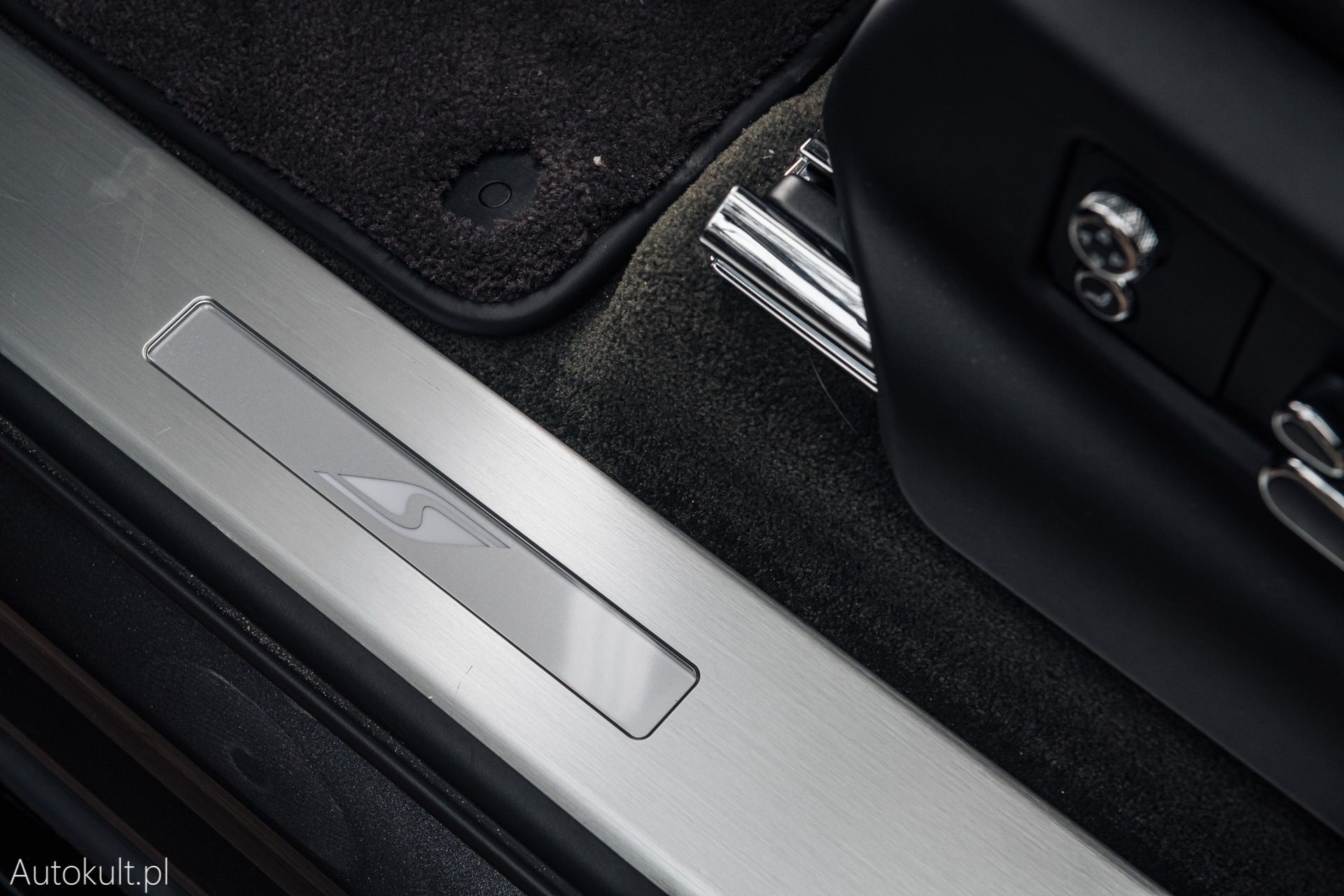 Range Rover (2022) vs Bentley Bentayga S (2022) vs Mercedes-Maybach GLS 600 (2022)